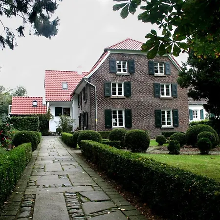 In Idyllischer, Ruhiger Lage Und Flughafennaehe *
