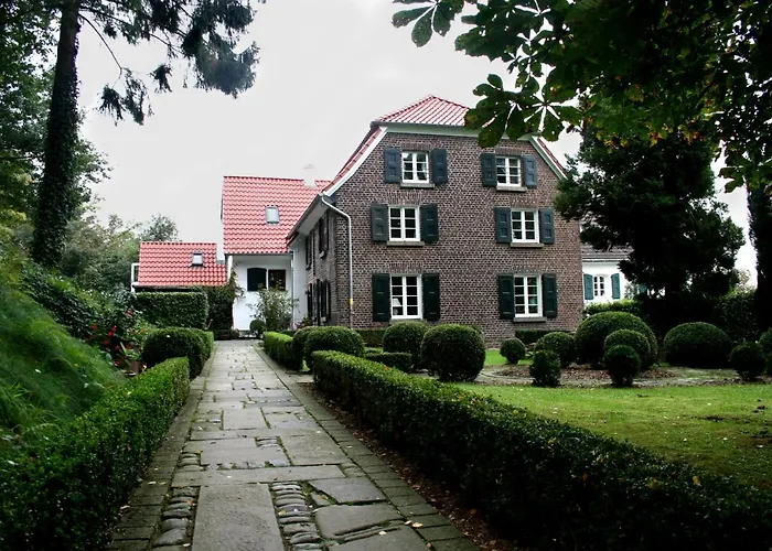 In Idyllischer, Ruhiger Lage Und Flughafennaehe 3*